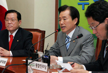 통합민주당은 29일 오후 국회에서 김효석 원내대표(가운데) 등이 참석한 가운데 간담회를 열고 이명박 정부가 추진하려는 교육 자율화 정책의 문제점과 대안 등을 논의했다. 안철민 기자