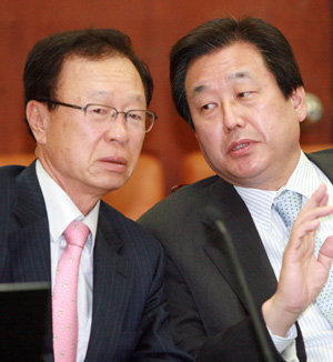 박희태-김무성 무슨 얘기? 29일 오후 국회 통일외교통상위원회 전체회의에서 친박무소속연대의 김무성 의원(오른쪽)이 한나라당 박희태 의원과 이야기를 나누고 있다. 박경모 기자