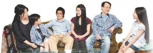 자녀 4명을 둔 김시범 씨 가족은 늘 시끌벅적하지만 즐겁다. 김 씨 가족이 거실에서 대화를 나누고 있다. 왼쪽부터 어머니 김성희 씨, 막내 현석, 둘째 효석, 첫째 영우, 김 씨, 셋째 선우. 원대연 기자