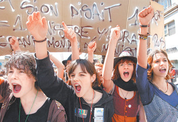 29일 프랑스 남부의 마르세유에서 정부의 교원 감축 계획에 항의하는 고등학교 학생들이 플래카드를 들고 구호를 외치며 시위를 벌이고 있다. 마르세유=로이터 연합뉴스