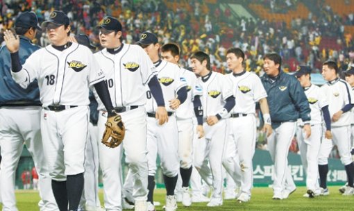 “0-6서 7-6… 너무 짜릿해”두산 선수들이 KIA와의 홈경기에서 8회 대거 6점을 내며 7-6으로 짜릿한 역전승을 거둔 뒤 서로 축하하고 있다. 연합뉴스