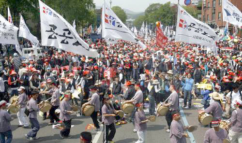 제118주년 세계노동절 기념대회 노동절인 1일 오후 서울 대학로에서 민주노총 주최로 열린 제118주년 세계노동절 기념대회에서 참석자들이 투쟁 구호를 외치고 있다. [연합]