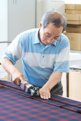 톰보 학생복 다마노 공장에서 숙련공이 교복 치마를 재단하고 있다. 학생복 제작은 아직도 상당 부분이 수작업으로 이뤄진다. 오카야마=서영아  특파원