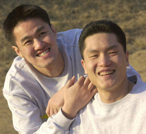 초등학교 시절부터 농구를 함께 한 김병철(왼쪽)과 전희철. 동양 오리온스에서 함께 뛸 때의 모습. 동아일보 자료 사진