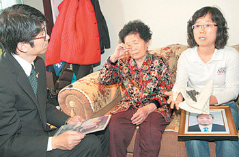 일본 나가사키 시의 다우에 도미히사 시장(왼쪽)이 1일 부산을 방문해 원폭피해자 고 이강녕 씨의 유족에게 사죄하고 있다. 사진 제공 부산일보