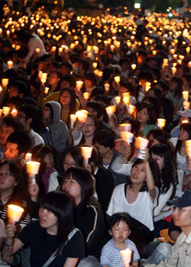 2일 저녁 서울 청계광장에서 열린 미국산 쇠고기 수입 반대 촛불 문화제 참가자들이 촛불을 흔들며 “광우병 소 수입 반대”라는 구호를 외치고 있다. 원대연 기자