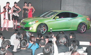 현대자동차는 2일 부산 해운대구 벡스코에서 막을 올린 ‘2008 부산 국제모터쇼’를 통해 제네시스 쿠페를 국내에서 처음으로 공개했다. 이 차는 9월부터 국내에서 판매될 예정이다. 부산=최재호  기자