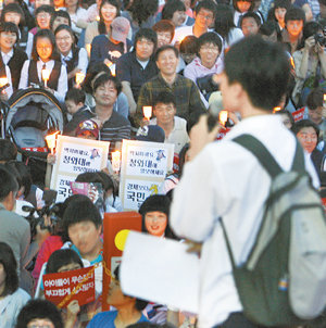 책가방 멘 채로…한미FTA저지범국민운동본부 등 시민단체가 3일 서울 청계광장에서 주최한 ‘미국산 쇠고기 수입반대 촛불집회’. 고등학생이 단상에 올라 미국산 쇠고기 수입을 반대하는 의견을 밝히고 있다. 연합뉴스