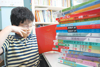 점점 늘어나는 공부 시간과 학습 스트레스는 눈을 나쁘게 만드는 주요 원인이다. 1시간 공부한 후에는 10분 정도 눈을 쉬며 피로를 풀어주는 것이 좋다. 전영한 기자