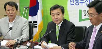 5일 서울 영등포구 당산동 통합민주당사 회의실에서 열린 제1차 쇠고기 협상 무효화 추진위원회의에서 손학규 민주당 대표(가운데)와 박홍수 사무총장(왼쪽)이 광우병 관련 이야기를 듣고 있다. 안철민 기자