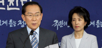 자유선진당 이회창 총재(왼쪽)는 5일 긴급 담화문을 내고 “정부의 미국산 쇠고기 수입협상은 검역주권을 포기한 협상”이라고 비판했다. 안철민 기자