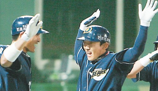 “3년 만의 홈런이야”두산의 ‘똑딱이 타자’ 전상렬(오른쪽)이 6-5로 앞선 9회초 무사 만루에서 우리 투수 전승윤에게서 승부를 확정짓는 그랜드슬램을 터뜨린 뒤 환호하고 있다. 1048일 만의 홈런. 연합뉴스