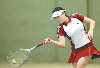 군산대를 승리로 이끈 박희영이 7일 예선에서 강력한 포핸드 스트로크를 구사하고 있다. 문경=김재명 기자