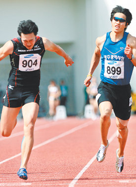 0.1초의 승부전덕형(왼쪽)이 제37회 전국종별육상선수권대회 남자 일반부 100m 결승에서 임희남을 0.1초 차로 제치고 10초53의 기록으로 결승선을 가장 먼저 통과하고 있다. 김천=연합뉴스