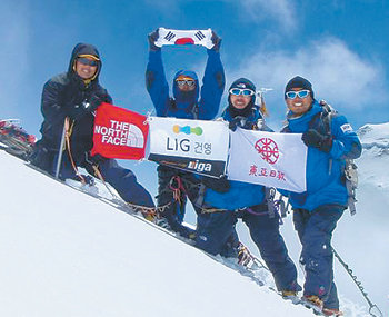 6일 중국 쓰촨 성 간쯔자치주 신싱 궁가 산 일대의 한 미답봉(해발 6005m)에 처음 오른 원정대원들이 기념촬영을 하고 있다. 원정대는 지난해 에베레스트 등정 때 숨진 고 이현조, 오희준 대원을 기리기 위해 이 봉우리의 이름을 ‘희조봉’으로 명명해 줄 것을 현지 등반협회에 요청했다. 왼쪽부터 박영석 대장, 이형모, 송준교, 왕청식 대원. 사진 제공 신동민 대원