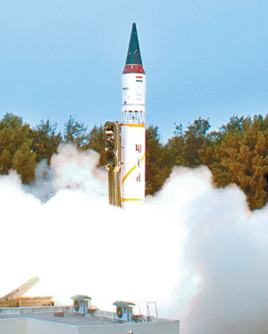 7일 인도 오리사 주 부바네스와르에서 180km 떨어진 휠러 섬에서 아그니 3호(Agni III)가 발사되고 있다. 연합뉴스