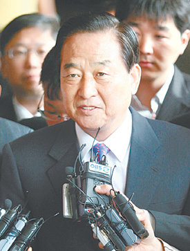 친박연대 서청원 대표가 7일 비례대표 돈공천 의혹과 관련해 검찰 조사를 받기 위해 서울 서초동 서울중앙지검 청사에 출두하고 있다. 원대연 기자