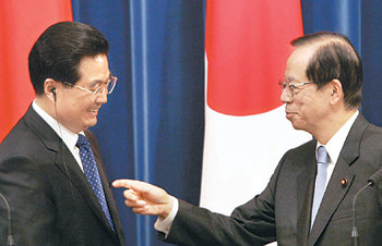 일본을 방문 중인 후진타오 중국 국가주석(왼쪽)이 7일 후쿠다 야스오 일본 총리와 공동기자회견을 마친 뒤 함께 미소를 짓고 있다. 두 정상은 이날 ‘전략적 호혜관계’의 포괄적 추진에 관한 중-일 공동성명에 서명했다. 도쿄=EPA 연합뉴스