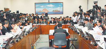 국회 농림해양수산위원회 소속 여야 의원들이 7일 여의도 국회에서 열린 ‘쇠고기 시장 전면개방 진상규명 및 대책마련 청문회’에서 열띤 공방을 벌이고 있다. 연합뉴스