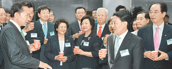 전북도 업무보고 참석이명박 대통령(왼쪽)이 7일 전북 전주시 전북도청에서 열린 전북도 업무보고에 앞서 김완주 전북지사(오른쪽에서 두 번째) 등과 차를 들면서 얘기를 나누고 있다. 전주=이종승  기자