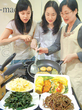 환경을 보호하고 가족의 건강도 챙기는 ‘에코맘’이 늘고 있다. 화학조미료 대신 직접 천연조미료를 만들거나 음식물 쓰레기를 줄이기 위해 재활용 요리법을 담은 블로그도 인기다. 사진 제공 현대백화점