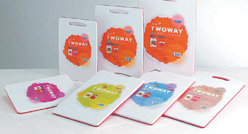 식재료의 종류에 따라 도마 양면을 구분해 쓸 수 있는 코멕스 산업의 ‘투웨이 도마’. 사진 제공 코멕스산업