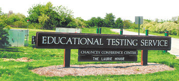 토플시험을 주관하는 미국 ETS 본사 입구. 터가 너무 넓어 입구에선 아예 건물이 보이지 않을 정도였다. 면적이 137만6000㎡에 이르는 본사에는 2600명의 직원이 근무하고 있다. 프린스턴=공종식 특파원