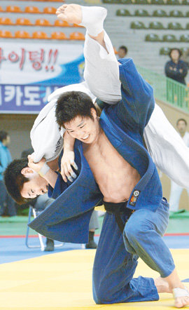 남자 유도 81kg급 김재범(아래)이 권영우와의 준결승에서 어깨로 메치기 기술을 시도하고 있다. 김재범은 결승에서 송대남을 꺾고 2008 베이징 올림픽 출전 티켓을 거머쥐었다. 수원=연합뉴스