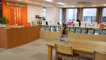 일본 교토에 있는 ‘커뮤니티 네트워크협회’의 사무실. 퇴직자와 민간단체를 연결해 주는 곳답게 지도와 지역정보 책자, 포스터가 가득하다. 사진 제공 희망제작소