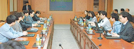 한국과학기술연구원(KIST) 소속 과학자들이 8일 미국산 쇠고기 안전성 문제와 관련해 긴급 기자간담회를 열었다. 이들은 최근 확산되고 있는 인간광우병 관련 주장은 과학적 근거가 부족하다고 밝혔다. 사진 제공 KIST