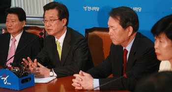 한나라당 지도부가 8일 미국산 쇠고기 파동으로 나빠진 국민 여론과 관련해 자성론을 폈다. 이날 강재섭 대표는 최고위원회의에서 “한나라당이 심기일전해야 한다”고 말했다. 왼쪽부터 안상수 원내대표, 강 대표, 정형근 전재희 최고위원. 박경모 기자