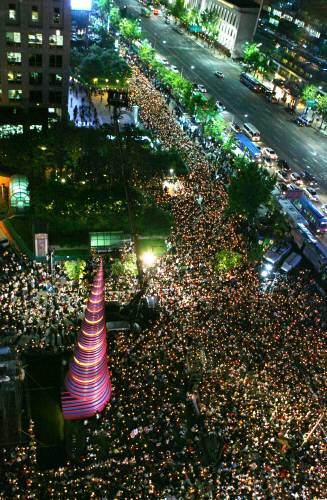 미국산 쇠고기 수입시장의 전면 개방에 반대하는 대규모 촛불집회가 9일 오후 서울 청계광장에서 열리고 있다. [동아일보]