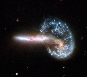 두 은하가 충돌한 직후의 멋진 모습을 담은 허블우주망원경 사진의 주인공은 ‘아프(Arp) 148’. 큰곰자리 방향으로 5억 광년 떨어져 있는 특이은하다. 사진제공 NASA