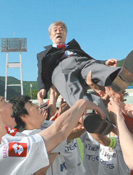 200승 헹가래 11일 국내 프로축구 사상 지도자로서 첫 200승을 거둔 김호 대전 시티즌 감독(위)을 선수들이 헹가래 치고 있다. 1984년 한일은행 사령탑으로 프로 지도자로 데뷔한 김 감독은 울산 현대와 수원 삼성 감독 등을 거치며 대망의 200승을 이뤄냈다. 부산=연합뉴스