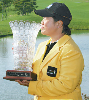 조아람(ADT)이 한국여자프로골프(KLPGA) KB스타투어 1차 대회 우승트로피에 입맞춤하며 국내 프로무대 첫 우승의 기쁨을 만끽하고 있다. 사진 제공 KLPGA