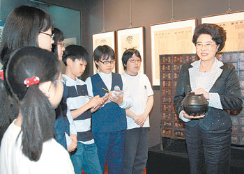 이길여 회장(오른쪽)이 11일 인천 연수구 옥련동 가천박물관을 찾은 어린이들에게 조선시대에 사용하던 약탕기에 대해 설명하고 있다. 사진 제공 가천길재단
