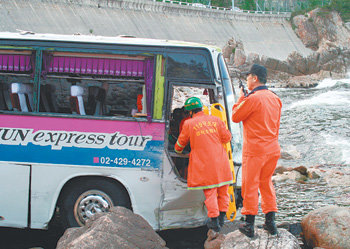 10일 강원 삼척시 광진해수욕장 앞에서 차량 내비게이션의 잘못된 길 안내로 바닷물 앞에 가까스로 멈춰선 관광버스를 출동한 소방대원들이 살펴보고 있다. 삼척=연합뉴스