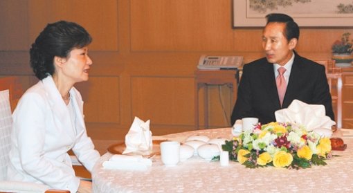 108일 만에 한자리에 이명박 대통령(오른쪽)과 박근혜 전 한나라당 대표가 10일 청와대 백악실에서 오찬회동을 하면서 정국 현안에 대해 대화를 나누고 있다. 두 사람이 만난 건 1월 23일 이후 108일 만이다. 이종승 기자