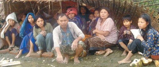 구호의 손길은 언제쯤… 초대형 사이클론 나르기스가 미얀마를 강타한 지 8일째인 10일 라부타 지역에서 생존자들이 임시로 만든 거처에 모여 앉아 구호의 손길을 기다리고 있다. 라부타=로이터 연합뉴스