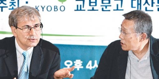 12일 서울 서초구 서초동 강남교보타워에서 2006년 노벨 문학상 수상자인 터키의 오르한 파무크 씨 (왼쪽)와 소설가 황석영 씨가 경계를 뛰어넘는 문학에 대해 대담을 하고 있다. 연합뉴스