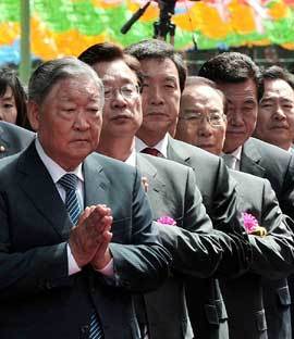 12일 오전 서울 종로구 조계사에서 열린 불기 2552년 ‘부처님 오신 날’ 봉축 법요식에 정치인들이 대거 참석했다. 왼쪽부터 권익현 한나라당 상임고문, 강재섭 한나라당 대표, 손학규 통합민주당 공동대표, 이회창 자유선진당 총재, 천영세 민주노동당 원내대표, 정세균 민주당 의원. 국회사진 기자단