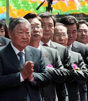 부처님 오신 날… 두손 모은 정치인들12일 오전 서울 종로구 조계사에서 열린 불기 2552년 ‘부처님 오신 날’ 봉축 법요식에 정치인들이 대거 참석했다. 왼쪽부터 권익현 한나라당 상임고문, 강재섭 한나라당 대표, 손학규 통합민주당 공동대표, 이회창 자유선진당 총재, 천영세 민주노동당 원내대표, 정세균 민주당 의원. 국회사진 기자단