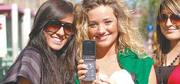 LG전자가 독일에서 선보인 유럽형 모바일 TV폰. 공중파 디지털 방송을 무료로 볼 수 있는 게 특징이다. 사진 제공 LG전자