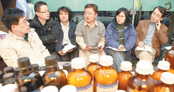 지금까지 사람에게 주로 적용돼 온 동종요법을 동물에게 적용하는 연구를 하기 위해 모인 수의사들이 동종요법 치료제를 앞에 두고 토론하고 있다. 김미옥  기자