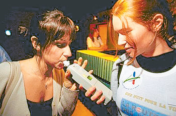프랑스 민간단체 ‘젊은이들의 도로’는 청소년을 위해 음주측정을 해 주고 음주량이 단속기준을 초과할 경우 자동차를 보관해 준다.사진 제공 르 피가로