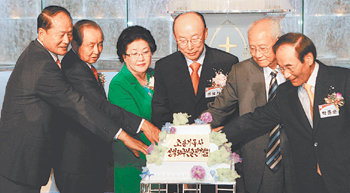 13일 서울 용산구 하얏트호텔에서 열린 ‘여의도순복음교회 50년사’ 출간 기념회 참석자들이 축하 케이크를 자르고 있다. 왼쪽부터 이상득 국회부의장, 김장환 극동방송 사장, 김성혜 한세대 총장, 조용기 목사, 김준곤 한국대학생선교회 총재, 박종순 국민문화재단 이사장. 사진 제공 국민일보