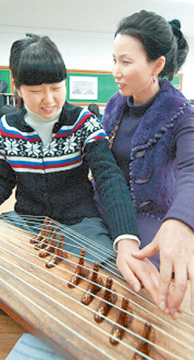 가야금부 학생을 지도하고 있는 백제중 이수희 교사(오른쪽). 사진 제공 한국교육신문