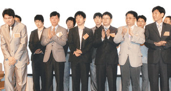 13일 서울 중구 소공동 웨스틴조선호텔에서 열린 ‘충암동문기사 500단 돌파 기념 축하연’에서 동문 프로기사들이 단상에 올라 하객들에게 인사를 하고 있다. 신원건 기자