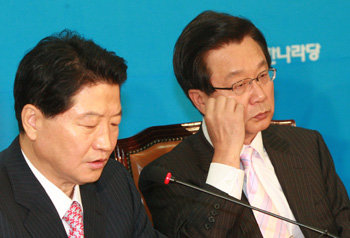 한나라당은 14일 최고위원회의를 열고 친박근혜계 당선자들에 대해 전당대회 이전에 사실상 ‘선별 복당’을 추진키로 했다. 안상수 원내대표(왼쪽)가 발언하는 동안 강재섭 대표가 생각에 잠겨 있다. 박경모 기자