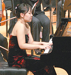 지난달 서울국제음악콩쿠르 결선에서 손톱 부상에도 불구하고 열정적으로 연주하고 있는 피아니스트 임효선 씨.